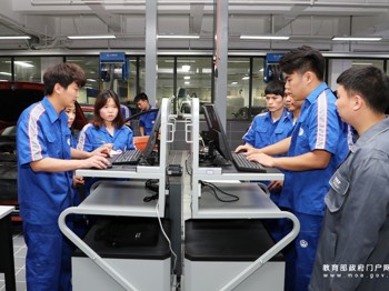 坚守职教规律 创造人生出彩机会 ——“落实全教会 奋进迎华诞”1+1系列发布采访活动走进重庆（四）