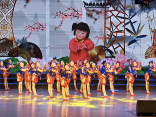 哈比特艺术团精彩亮相区“六·一”文艺汇演